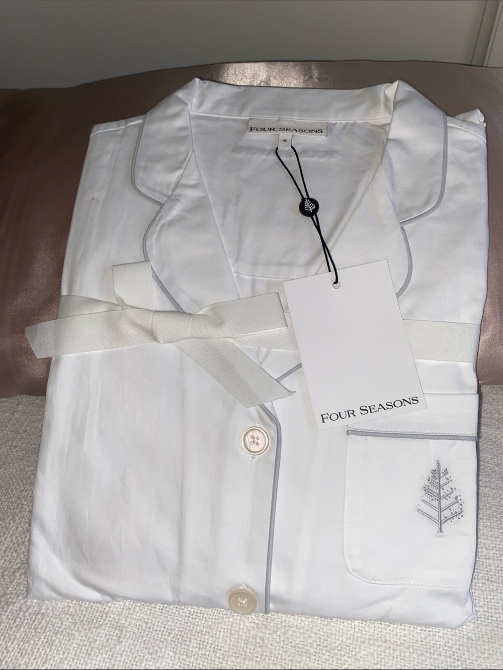 NWT Four Seasons Hotel Luxury Pajama Set White Grey S